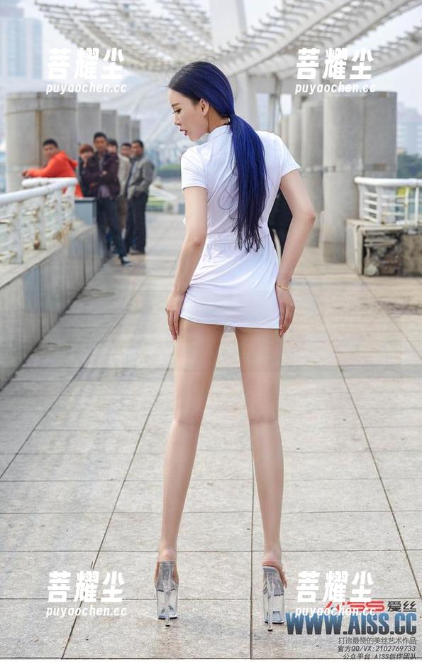 AISS爱丝(黄金版) - 超级高清！萱萱在逛街中发现惊人搭配，快看这照片！