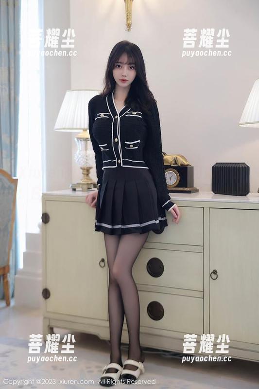 Xiuren秀人网 - 闲聊KOKO可可的更新：白丝服摄影，拍得真有趣，这姿势……要不要想歪？