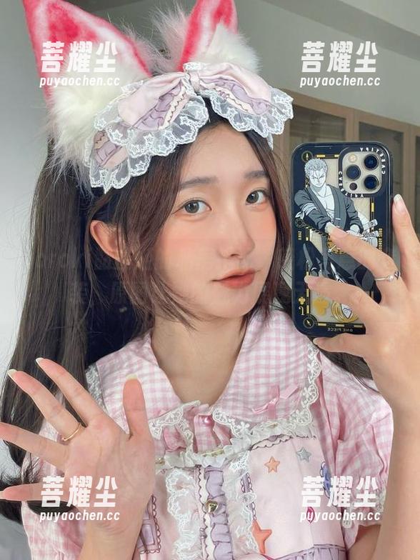 roroki骷髅姬的私房搭配，轻松写意的套装，原图让她的魅力展现无遗。