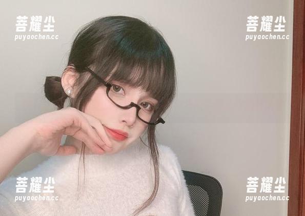 你十七鸽说：职业装不止正经，图库里的姿态让你翻转认知