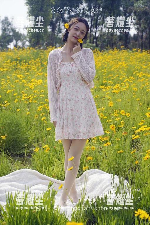 初夏女神 - 看柒柒写真，怎么觉得自己也被染成了粉红色？
