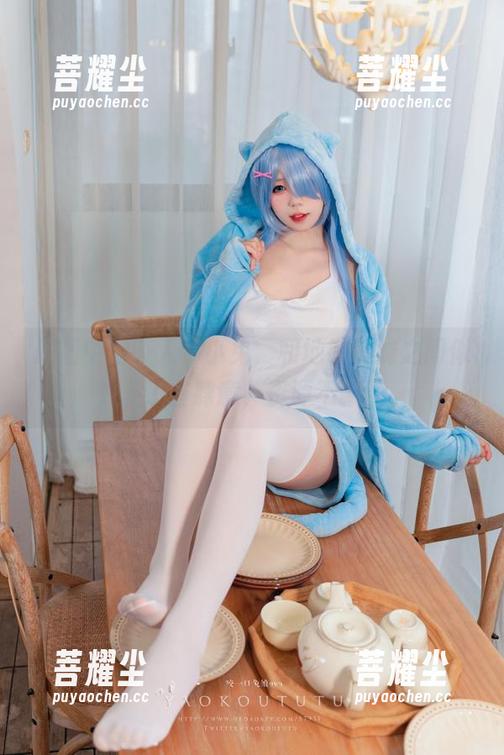 原图中的咬人小小兔，和地铁萌妹之间似乎多了些肆意，资源不藏着。