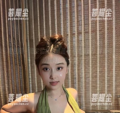 微密圈 - 奶雯的红色图册——高清版，唇膏都没抹好但极诱惑