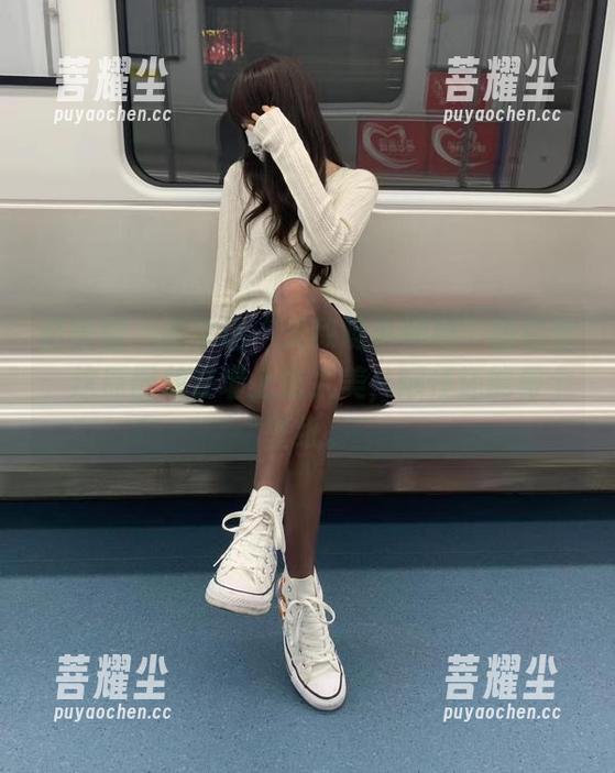 微密圈 - 说实话“无敌哒小姨妈”的白丝，这原图放在墙上也太美，顺便还能做个壁纸。