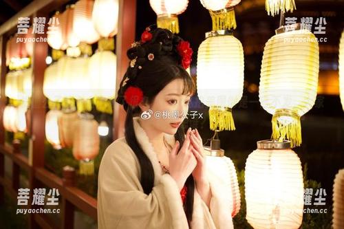 桃墨公子这个名字想了很久，红裙私拍美图倒是一言不发，大家猜猜她在想谁？