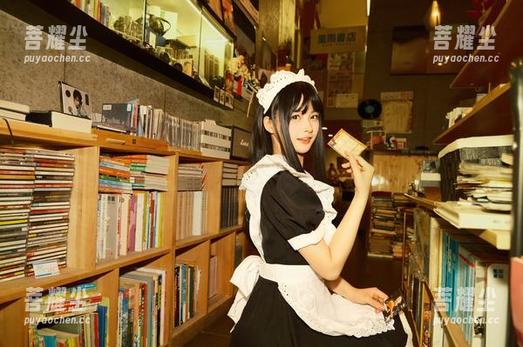 不一样的白莉爱吃巧克力：学妹图片合集，蹲下来的那种可爱！