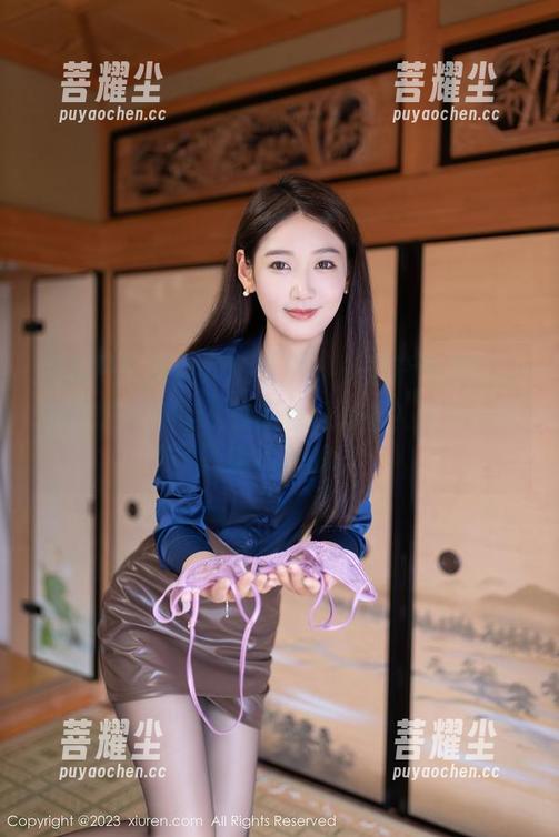 秀人网 - 更新了个校服，原图渐渐入眼，难道吃白菜的vi菜菜也要转型？这种风格还挺新鲜的。