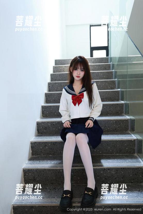 秀人网 - 游泳池里的媃柔，泳装穿上去靠谱吗？极简风？我倒是觉得她太抢镜了！