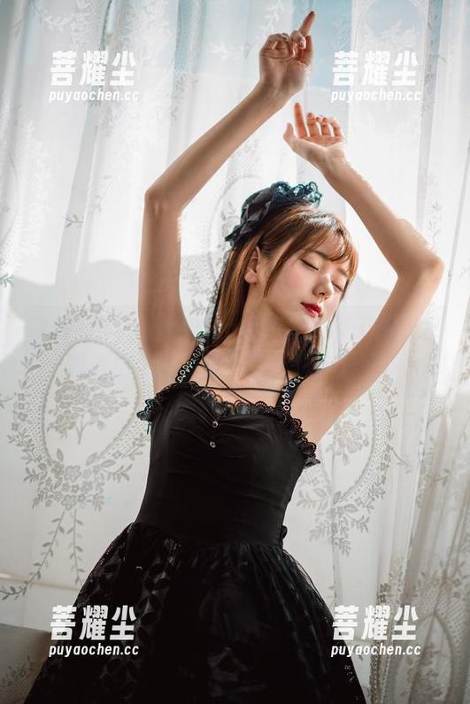 陆卿卿kyokyo的Lo娘套图，鞋子都快被我看出个花来了，她在琢磨什么？