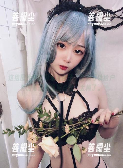 这组图片中的青水百合子，真心可以给户外的青蓝色调加点分，太棒了。