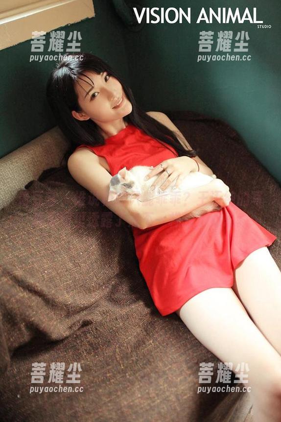 青豆客 - 谁说校服只能乖乖？王语纯的写真原图里透露了点不一样的小心思。