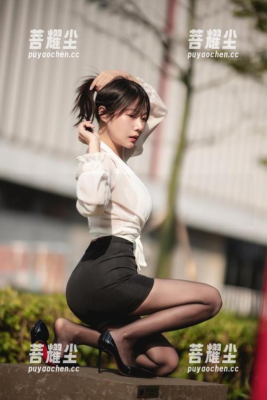 看！香草喵露露的白短连衣裙新美图，注定要“引人瞩目”！