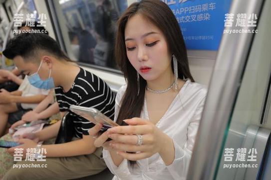 魔镜街拍最新发现：粉色说少女，打破常规的瑜伽裤小姐姐，分享一下这没见过的风格。