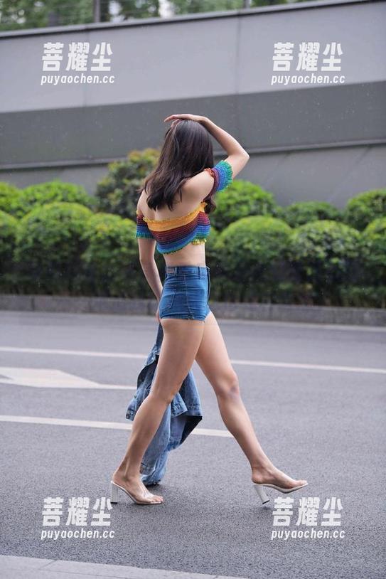 魔镜街拍 从黑丝蕾丝紧身裙看魔镜街拍的独特美图——难道我该承认这也是种诱惑?